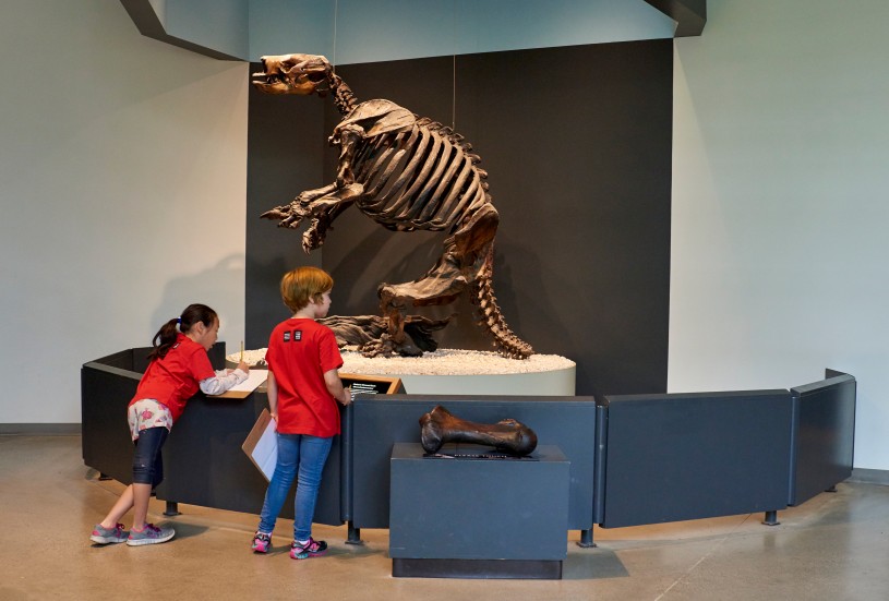 adventures in nature kids in front of giant ground sloth exhibit la brea tar pits